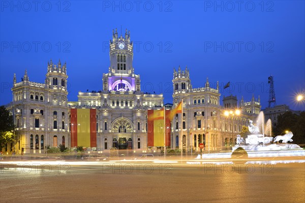 Holiday flagging of the Cibeles Palace