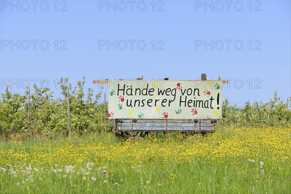 Sign 'Hande weg von unserer Heimat'