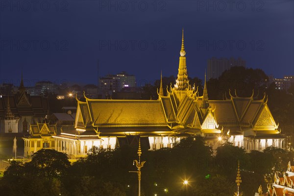 Royal Palace at night