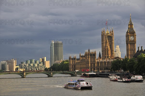 View from Hungerford Bridge on the Houses of Parliament wer and Elizabeth Tower clock tower