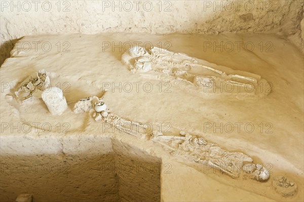 Two skeletons with grave goods