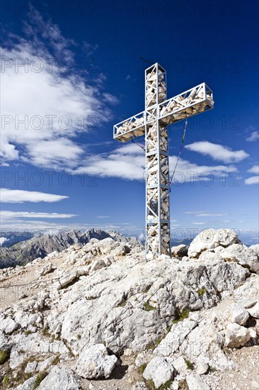 Summit cross on the Roda di Vael in the Rose Garden group