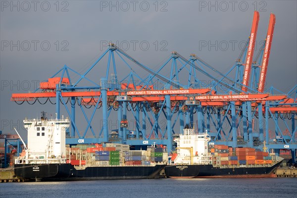 Container Terminal Altenwerder with feeder vessels