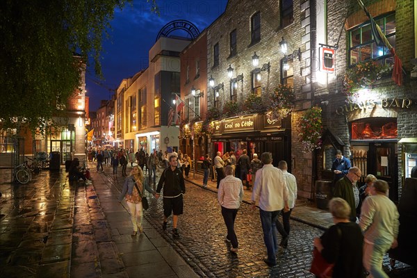 Busy street with pubs in Fleet Street