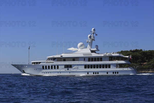 Feadship motor yacht Huntress crosses at Cap Ferrat