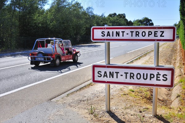 Highway sign for Saint-Tropez