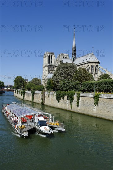 Excursion boat on the Seine