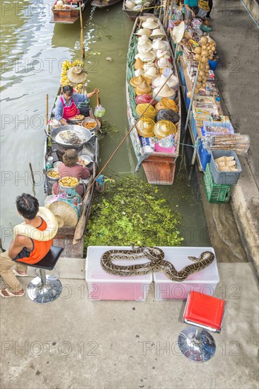 Damnoen Saduak floating market