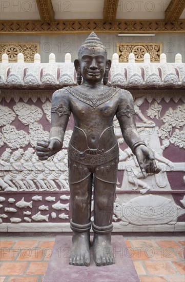 Temple sculpture at Wat Ounalom