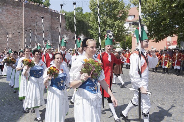 Menuettgruppe dance group with fishing girls and white fishermen during the fishing dance