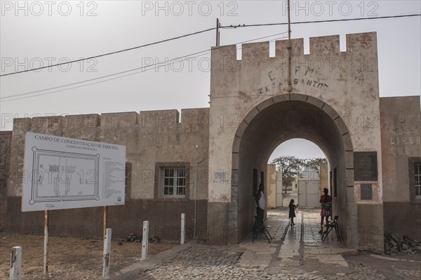 Entrance gate