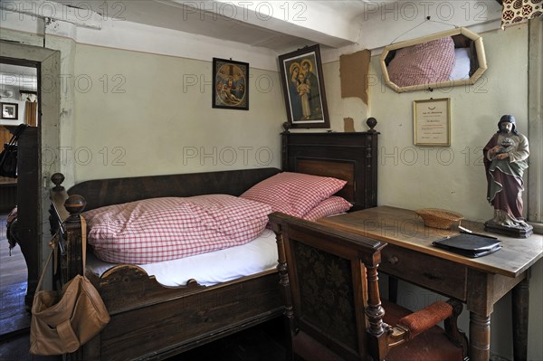 Bed and a desk in the lower bedroom