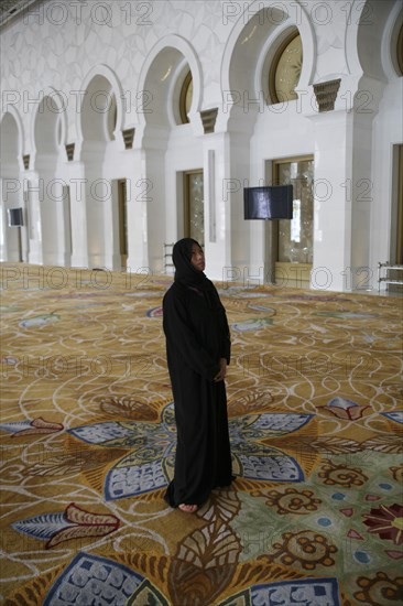 Faithful woman in Sheikh Zayed Mosque