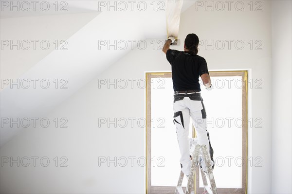 Craftsman plastering the wall of a flat