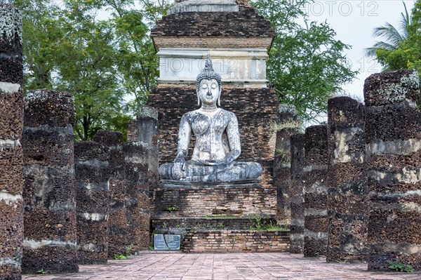 Buddha statue at the ruins of Wat Phra Si Rattana Mahathat temple complex