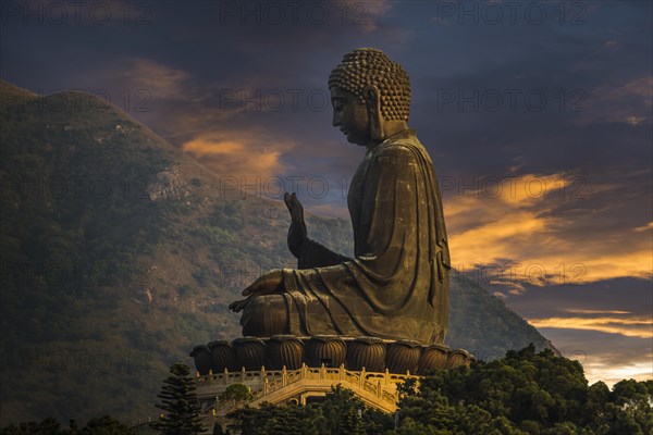 Tian Tan Buddha statue