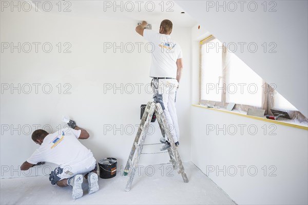 Craftsmen plastering the wall of a flat