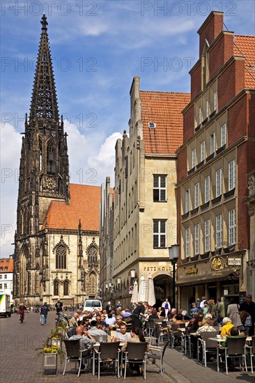 Outdoor cafe in Prinzipalmarkt street with Lambertikirche Church