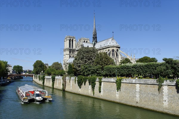 Excursion boat on the Seine