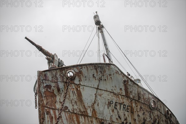 Harpoon in the bow of the wreck of the Petrel