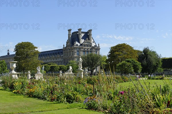 Jardin des Tuileries with the Louvre Museum
