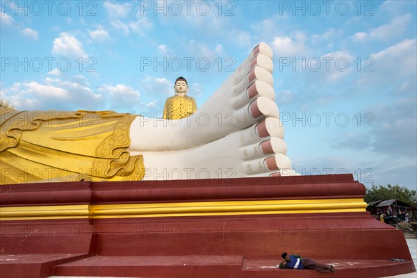 Standing Buddha behind the reclining Buddha