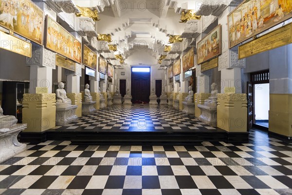 Buddha statues in the Temple of the Sacred Tooth Relic