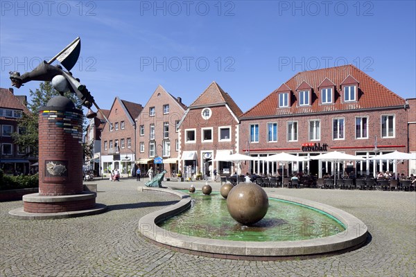 Commercial building and Marktbrunnen fountain