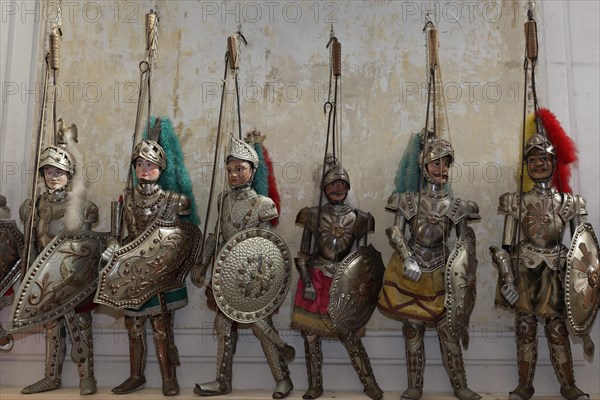 Puppets dressed in knights' armour