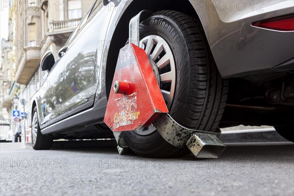 Wheel clamp on a vehicle