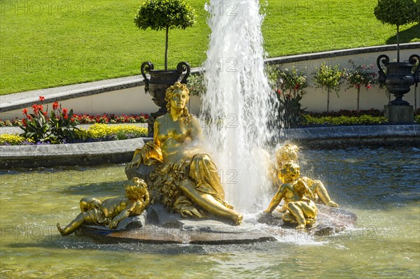 Fountain figures Flora and puttos