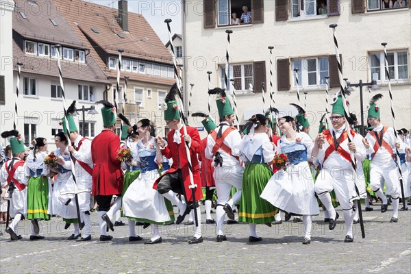 Menuettgruppe dance group with fishing girls and white fishermen during the fishing dance