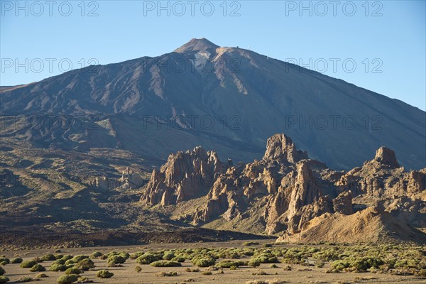 Llano de Ucanca plain with the Roques de Garcia