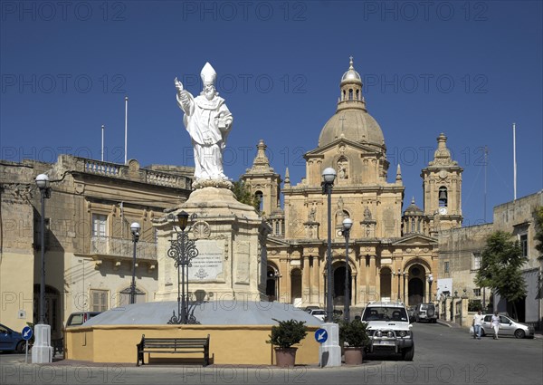 Statue of St. Nicholas with the Parish Church of San Nicholas