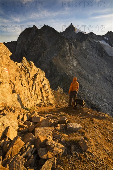 Hikers in the last evening light with view on the Reichenspitze