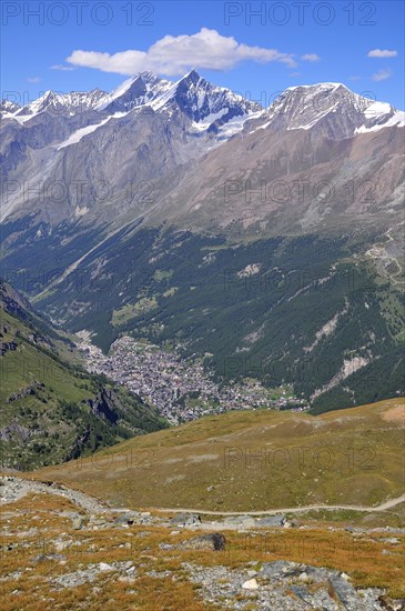 View from the mountain ridge Trockener Steg to the Matter Valley