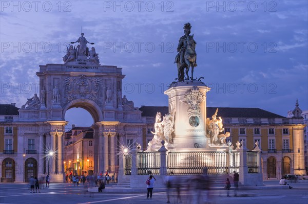 Praca do Comercio at dusk