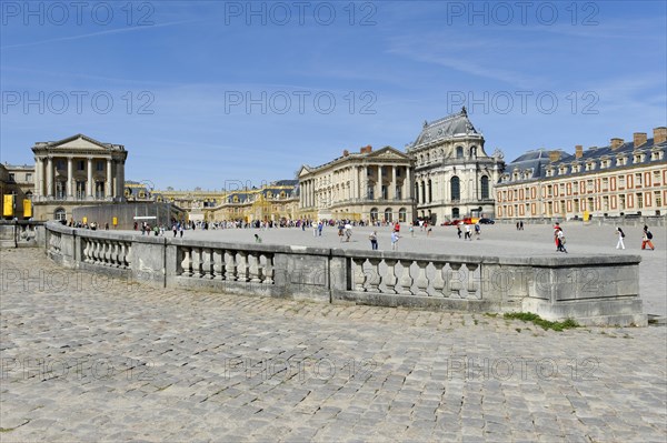 Marble courtyard with Cour Royale court and Cour des Ministres court