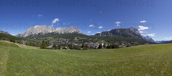 Panoramic view of the Pomagagnon Massif