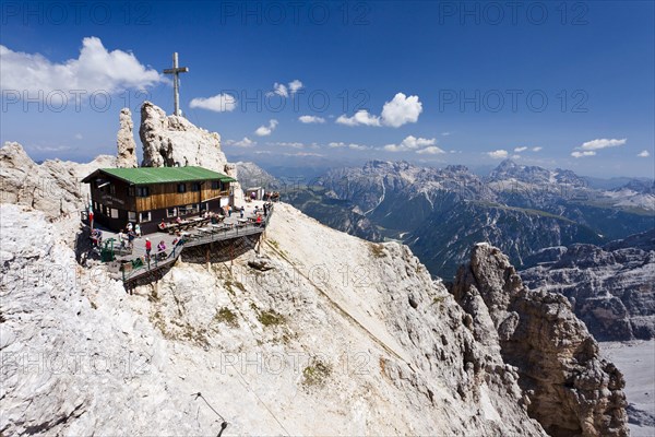 Rifugio Lorenzi mountain hut