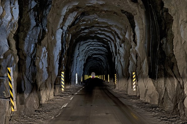 Single-track tunnel between Husar and Mikladalur