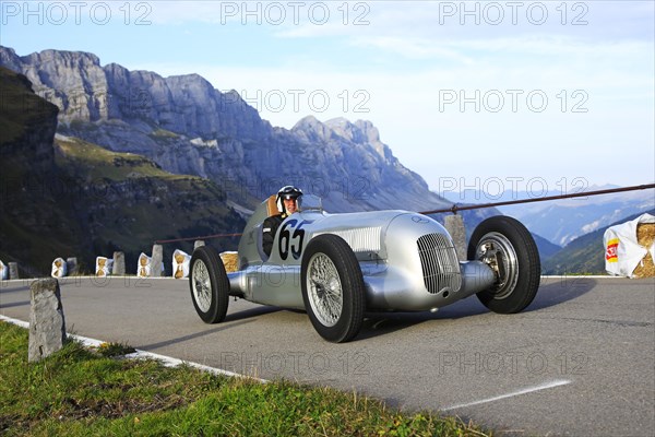 Mountain race for vintage racing cars