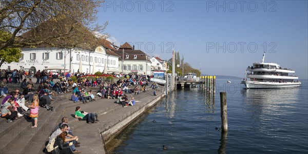 Grethhaus on the lakeside promenade with a pier