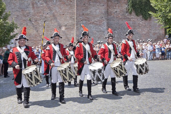 Marching band wearing the uniforms of the Ulm town soldiers