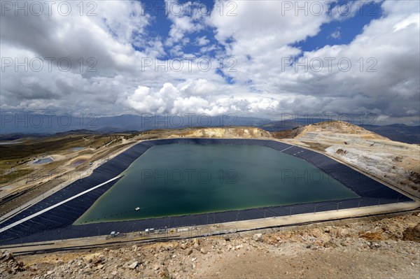 Reservoir for acidic