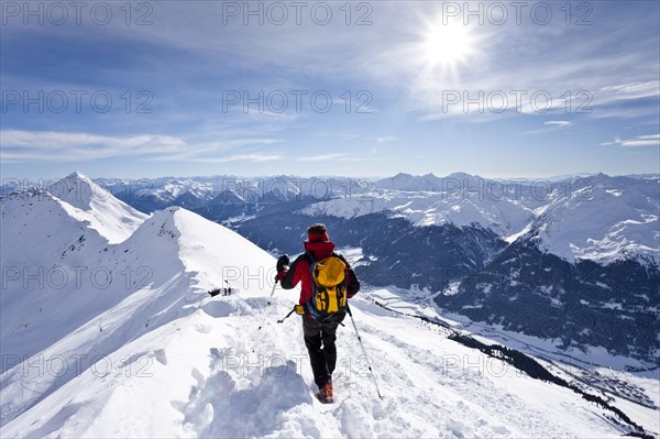 Cross-country skier on the summit ridge while descending Ellesspitze Mountain