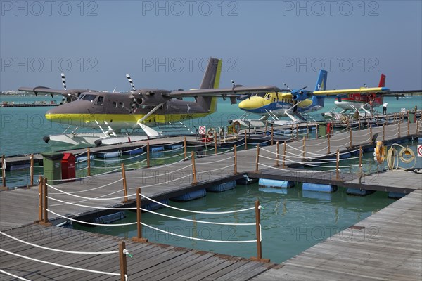 Pontoon with hydroplanes