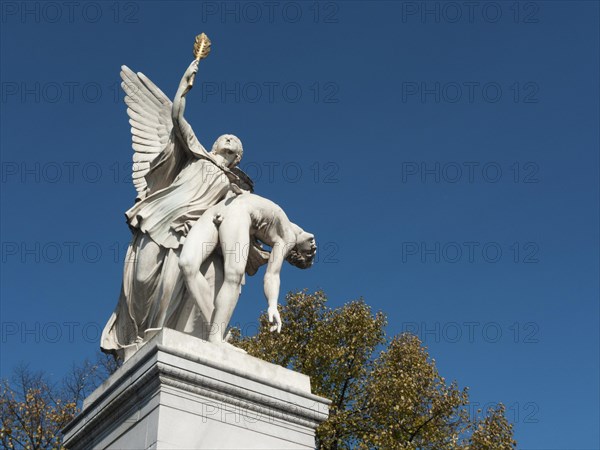 Statues on Schlossbrucke bridge