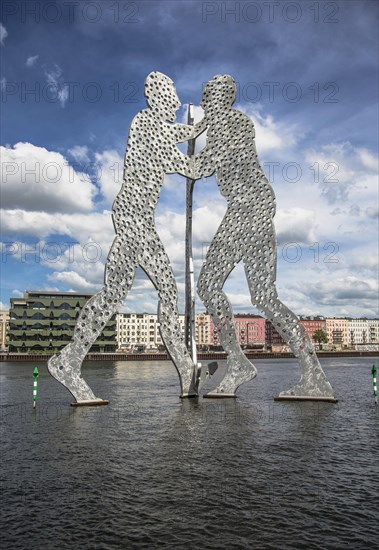 Molecule Man sculpture in the Spree River