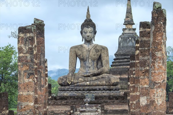 Buddha statue at the ruins of Wat Phra Si Rattana Mahathat temple complex